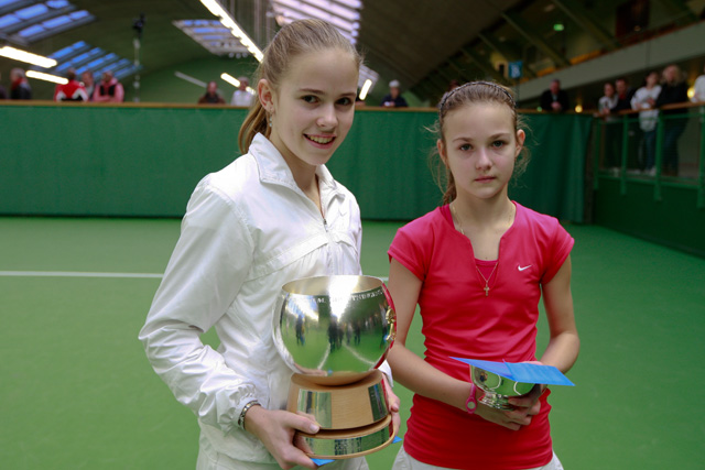 Girls winner Olga Fridman (UKR) and runner-up Anna Kalinskaya (RUS)