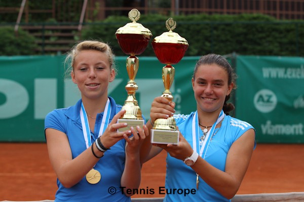 Doubles winners Estelle Cascino and Laura Tanfin (FRA)
