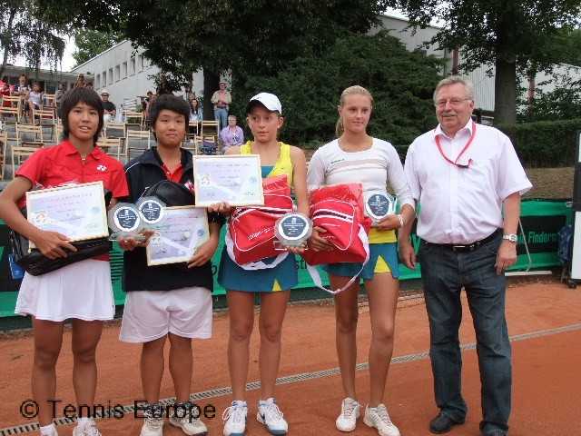 Finalists Mami Adachi (JPN) and  Praewpisuti Chinsakchai (THA), winners Jelana Ostapenko (LAT) and Victoria Lushkova (UKR)